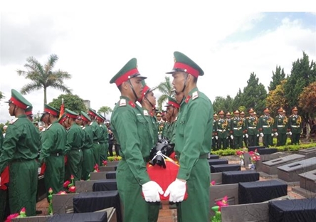 Repatriated remains of Vietnamese volunteer soldiers reburied in Gia Lai
